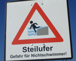 Baggerseen haben oftmals steil abfallende Ufer, die aber unter der Wasseroberfläche verborgen sind. Respektiere die Warnungen! 