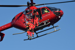 Die hubschraubergestützten Wasserretter der DLRG beim Training über dem Seeoner See in Oberbayern