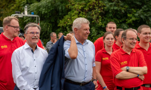 In bester Laune: Harald Jatzke, Vizepräsident der DLRG Bayern, und Münchens Oberbürgermeister Dieter Reiter mit Helferinnen und Helfern der DLRG München-Mitte