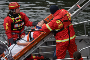 Rettung einer abgestürzten Person von einem Brückenponton 