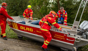 Wasserretter slippen ihr Hochwasser-Rettungsboot.