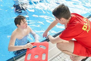 Ein Ausbilder der DLRG Bayern erklärt die Technik beim Schwimmen.