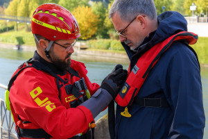 Bevor es aufs Boot geht: Ohnmachssichere Rettungsweste anlegen