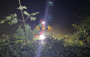 Wasserretter der DLRG beim Absuchen des Bachlaufs nach Vermissten