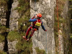 Abseilen von der Brücke über den Wildbach