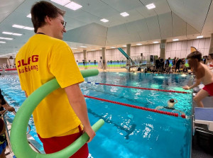Mit 20 Schwimmausbildern war die Münchner DLRG beim Wassersportfestival in der Olympiaschwimmhalle.