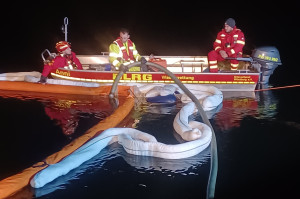 Tag und Nacht war die DLRG im Einsatz, um Dieselöl abzufangen.  