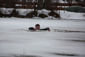 Eine im Eis eingebrochene Person bei einer Übung