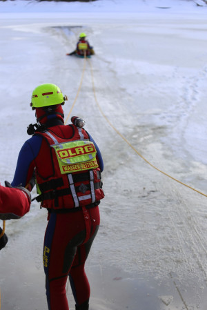 Tragen Schutzausrüstung: Die Retter der DLRG Bayern