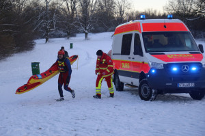 Haben einen Rettungsschlitten dabei: Die Retter der DLRG Bayern