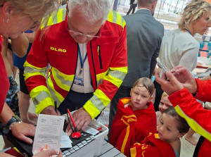 Ist selbst Mitglied der DLRG Bayern: Innenminister Joachim Herrmann händigte den Kindern persönlich die neu erworbenen Seepferdchen aus. 