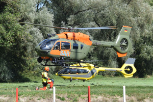 DLRG und Bundeswehr trainieren gemeinsam den Rettungseinsatz