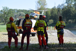 Die Air Rescue Specialists der DLRG Bayern sind besonders qualifizierte Luftretter. 