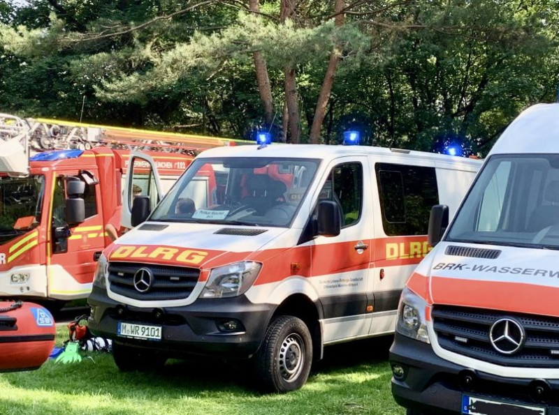 Wassernotfahrzeug Pelikan München 91/1 der DLRG München-Mitte im Einsatz | Symbolbild 